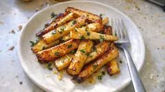 Ofen-Pastinaken mit Zitrone & Honig – so werden sie goldbraun und zart