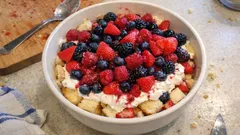 Beeren-Trifle im Glas: so wird es fruchtig, cremig und trotzdem ganz unkompliziert