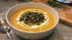 Cremige Kürbis-Kartoffel-Suppe mit Curry – so wird sie besonders sämig