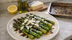 Grüner Spargel aus dem Ofen: mit Zitrone, Balsam und Parmesan in 10 Minuten
