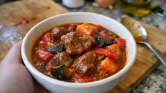 Gulaschtopf mit Gemüse: zart geschmort in Tomaten-Paprika-Sauce – einfach gemacht