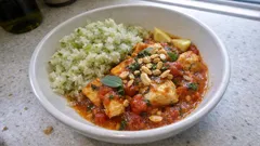 Fischragout in Tomaten-Weißwein-Sauce – so bleibt der Fisch herrlich saftig