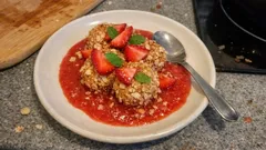 Süße Quarkklöße mit Erdbeeren – locker gegart und mit Mandelkrokant umhüllt