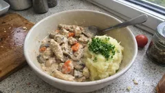 Cremiges Hähnchengeschnetzeltes mit saurer Sahne – dazu passt Kartoffelpüree perfekt