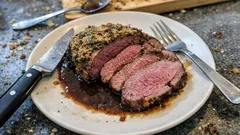 Rehkeule aus dem Ofen: Senf-Kräuter-Kruste und Sauce mit Wildfond & Traubensaft