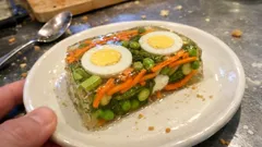 Gemüsesülze in Aspik: klar geschichtet mit Spargel, Erbsen und Ei – Schritt für Schritt