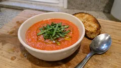Paprika-Gazpacho mit Basilikum: schnell gemixt, herrlich frisch und perfekt gekühlt