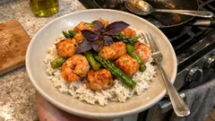 Lachs, Garnelen und grüner Spargel aus dem Wok – in 20 Minuten aromatisch auf dem Tisch