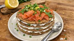Herzhafte Pfannkuchen-Räucherlachstorte – schnell geschichtet und perfekt fürs Brunch-Buffet