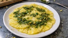 Ananas-Carpaccio mit Minzpesto: schnelles Dessert mit Pistazien und Zitrone