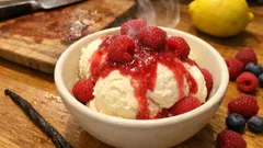 Vanilleeis mit heißer Himbeersoße – klassisches Dessert mit echter Vanille