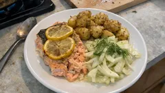 Saftiger Ofenlachs mit Fenchel und Kartoffeln – mit Zitronen-Scheiben und Senfbutter
