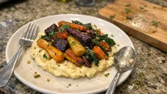 Buntes Ofengemüse mit cremigem Kartoffelstampf – so gelingen Röstaromen ganz einfach
