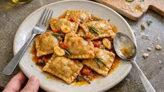 Hausgemachte Dinkel-Ravioli mit Ziegenfrischkäse und Spinat – dazu Tomaten-Rosmarin-Öl
