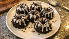 Mini-Schokogugelhupfe mit feinem Sahne-Guss – saftig und in 25 Minuten gebacken