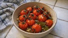 Geschmorte Kirschtomaten aus der Pfanne – in wenigen Minuten mit Knoblauch & Lorbeer