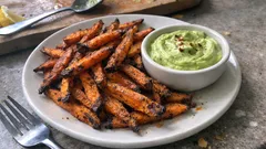 Süßkartoffelpommes aus dem Ofen – extra knusprig mit schnellem Avocadodip