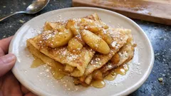 Apfel-Calvados-Crêpes: zarte Crêpes mit warmen Honig-Äpfeln – ideal fürs Winterdessert