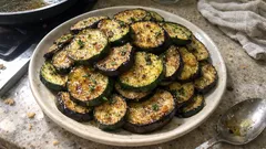 Zucchini & Aubergine in der Pfanne: so werden die Scheiben goldbraun und aromatisch