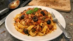 Thunfischbolognese mit Oliven & Kapern – schnelle Pasta mit mediterranem Geschmack