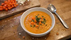 Cremige Karotten-Gemüsesuppe – samtig püriert, mit zarten Möhrenwürfeln