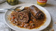 Rinderrouladen wie bei Oma – butterzart geschmort in kräftiger Rotweinsauce