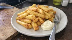 Dicke Ofenpommes wie vom Imbiss – außen knusprig, innen weich