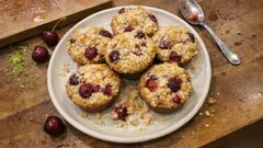 Saftige Kirschmuffins mit Limette – mit Apfelmus und Kefir schnell gerührt