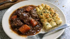 Rinderschmortopf mit sämiger Sauce – dazu überbackener Spargel mit Kräuterbröseln