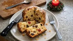 Fruchtiger Panettone aus Mailand: saftig-locker mit Orange, Rosinen und Kirschen