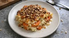 Karotten-Pastinaken-Gratin aus dem Ofen – cremig mit Nuss-Kern-Topping