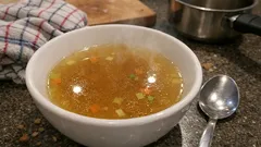 Klassische Rindfleischbrühe selbst kochen – mit dem einfachen Trick für klare Brühe