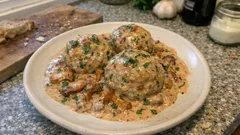 Semmelknödel mit Pfifferlingsoße – so werden sie locker wie im Wirtshaus