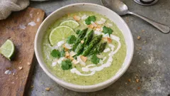 Grüne Spargelcremesuppe mit Kokosmilch – cremig, frisch und leicht exotisch