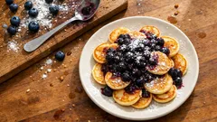 Fluffige Pfannküchlein mit Blaubeeren – mit warmem Heidelbeerkompott in 20 Minuten