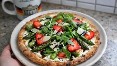 Frühlingspizza mit grünem Spargel und Erdbeeren – auf knusprigem Dinkelteig