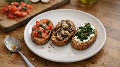 Drei Crostini-Varianten vom Blech: Tomate-Basilikum, Pilze & Spinat-Mozzarella