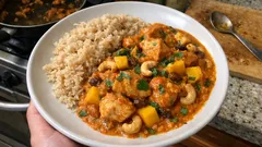Chicken Kashmiri: mildes Hähnchen-Curry mit Mango, Rosinen und cremigem Joghurt