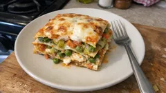 Gemüselasagne mit Erbsen: cremig aus dem Ofen mit Parmesan-Eiermilch