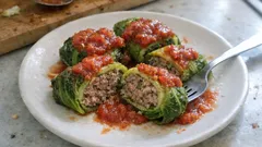 Wirsingrouladen aus dem Ofen: saftig gefüllt mit Hack und schneller Tomatensoße