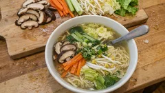 Klare Gemüsesuppe mit Ramen: schnell gekocht, leicht und trotzdem richtig sättigend