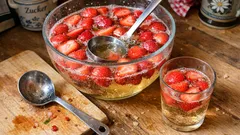 Omas Erdbeerbowle: So bleibt sie fruchtig und prickelnd bis zum letzten Glas