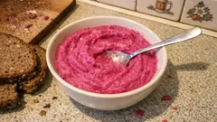 Rote-Bete-Dip mit Senf und Meerrettich – cremig, schnell und schön würzig