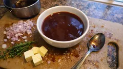 Rotweinsauce zum Braten: so wird sie ohne Mehl intensiv und schön glänzend