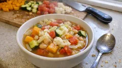 Bunte Gemüsesuppe mit Weißkohl: leicht, sättigend und in 20 Minuten auf dem Tisch