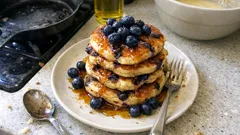 Fluffige Heidelbeer-Pancakes in der Pfanne – so werden sie schön locker und saftig