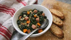 Grünkohl ganz unkompliziert: kurz blanchiert, sanft geschmort und mit Knoblauchbrot