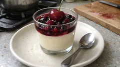 Panna cotta im Glas mit Kirsch-Beeren-Soße – cremig, gelingsicher und gut vorzubereiten