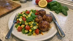 Saftige Hackbällchen mit Gemüsesalat – mediterran, frisch und in 30 Minuten