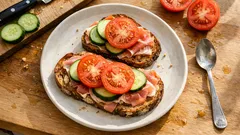 Sauerteig-Roggenbrot backen und belegen: Schinken, Gurke & Tomate fürs Abendbrot